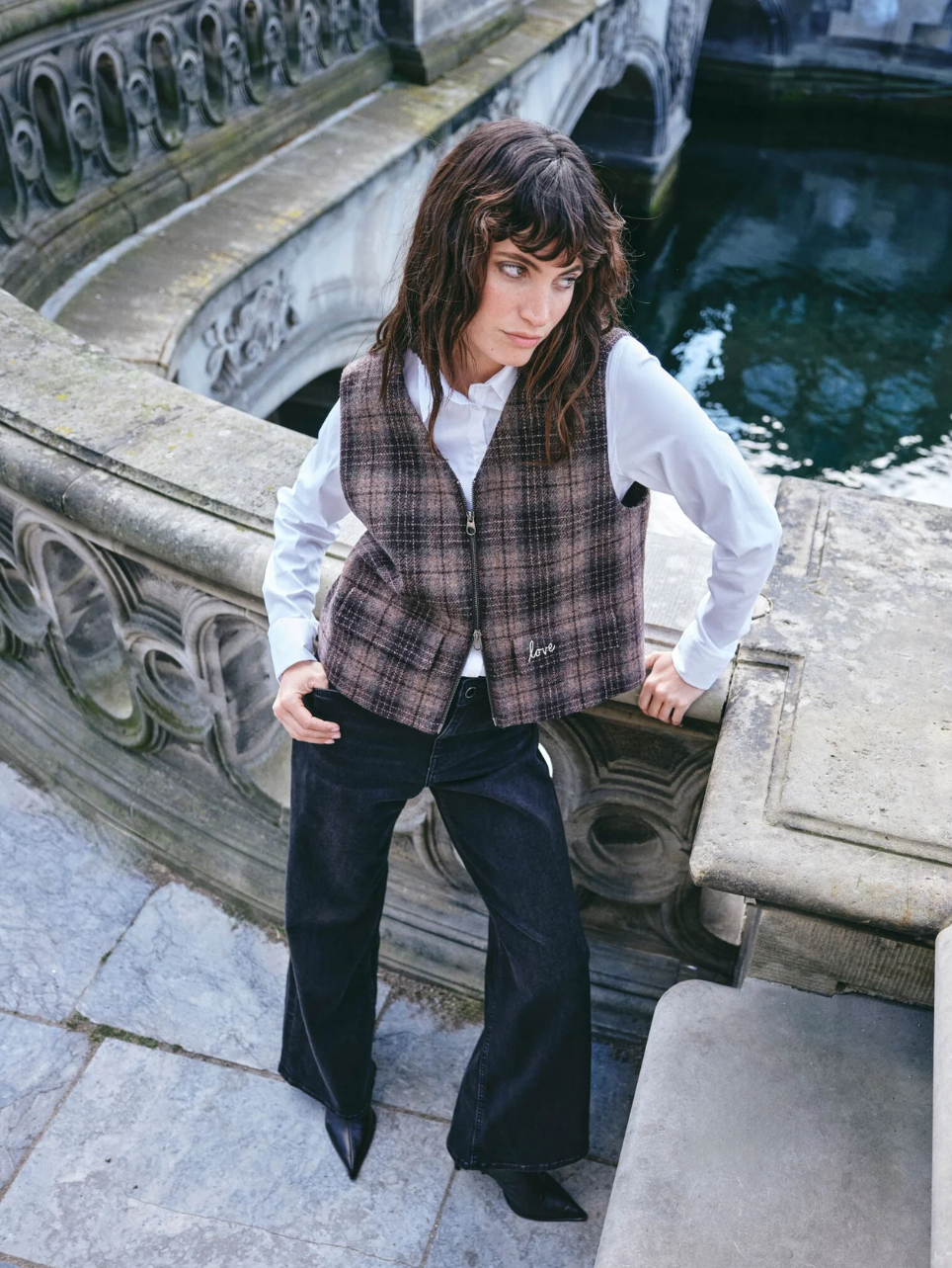 Mmruna Chez Vest Bracken