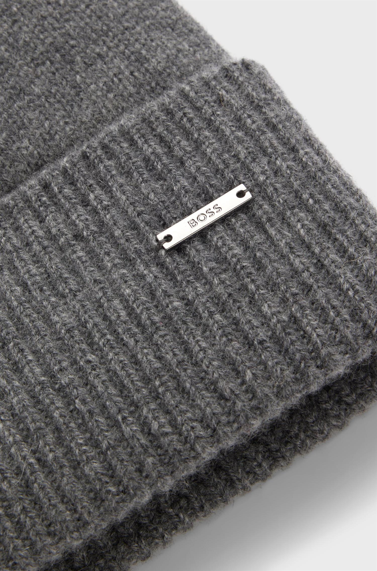 Honesto Cashmere beanie hat with logo plaque Medium Grey