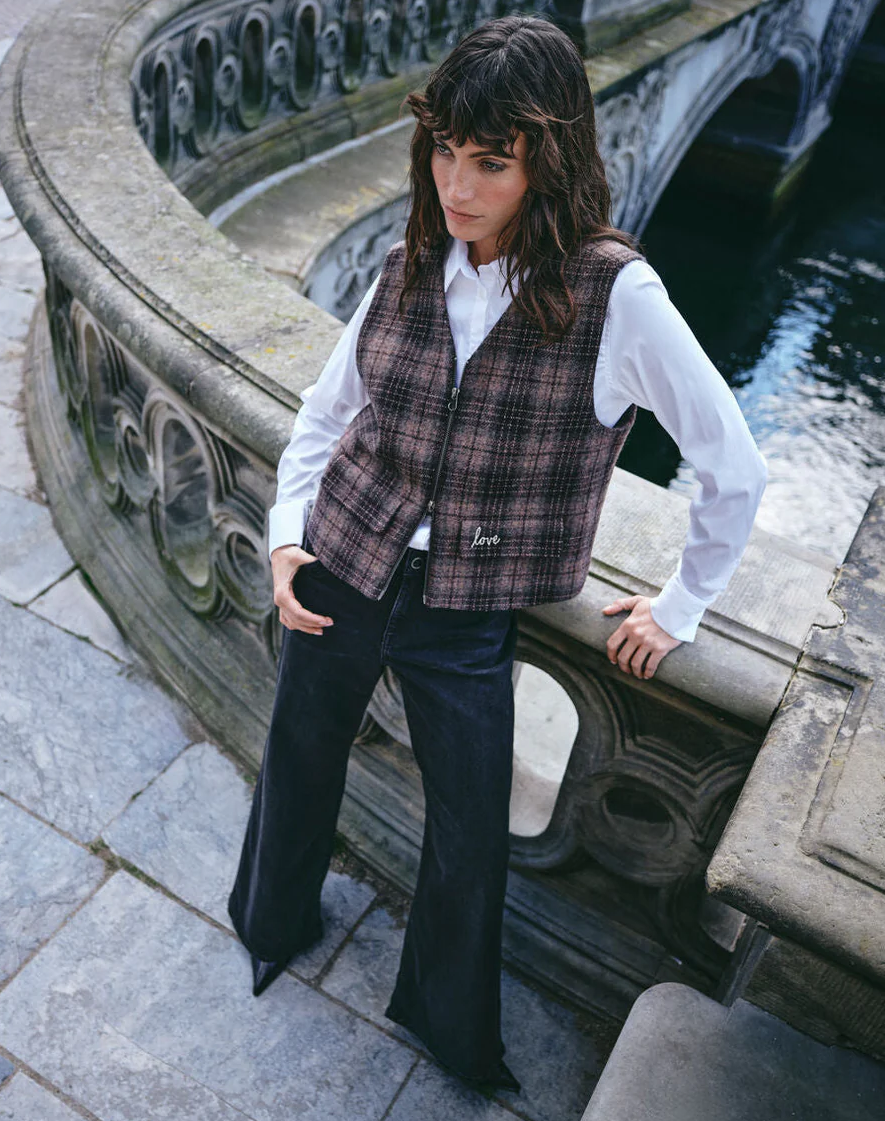 Mmruna Chez Vest Bracken