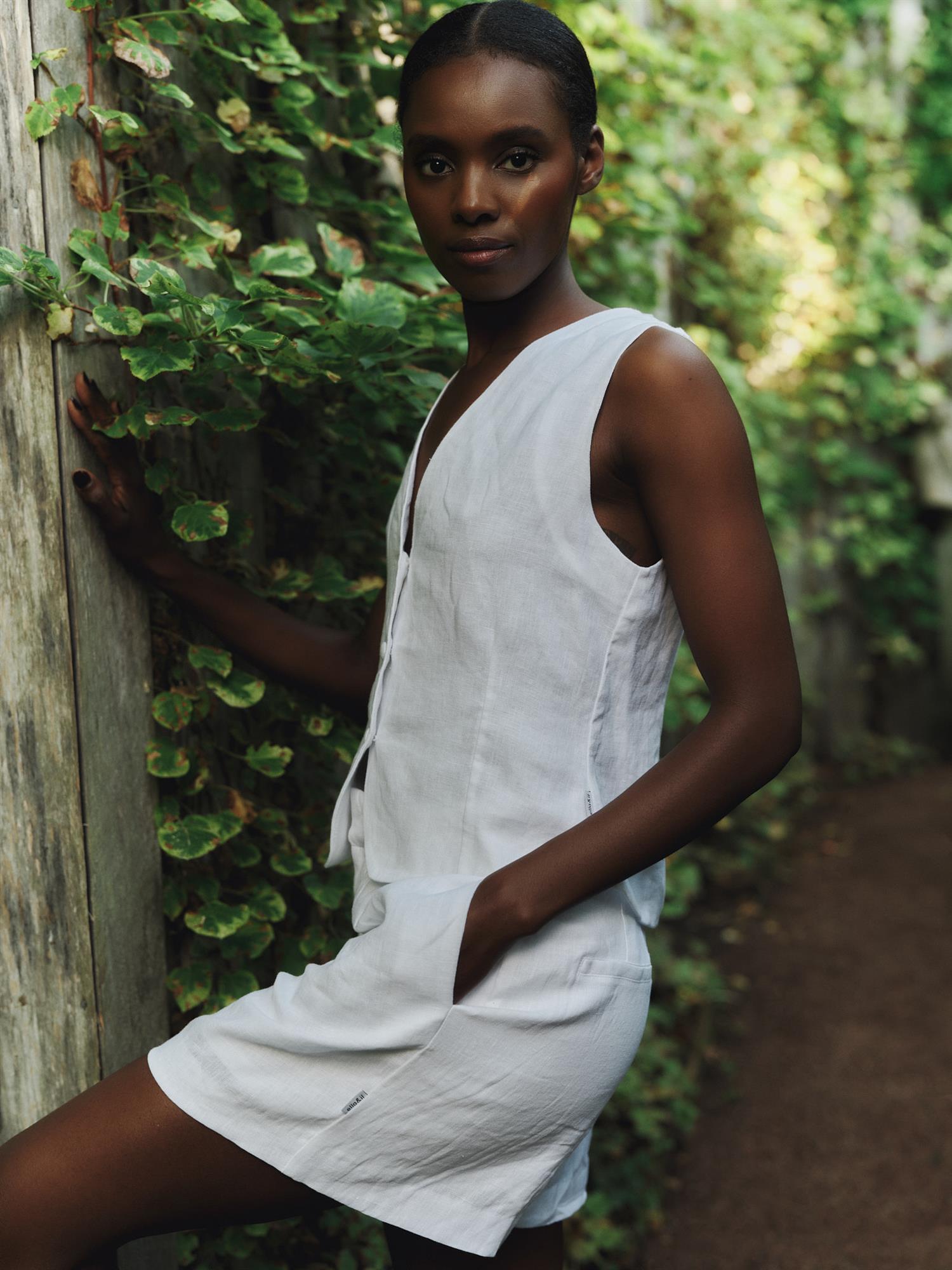 Freya linen shorts-black