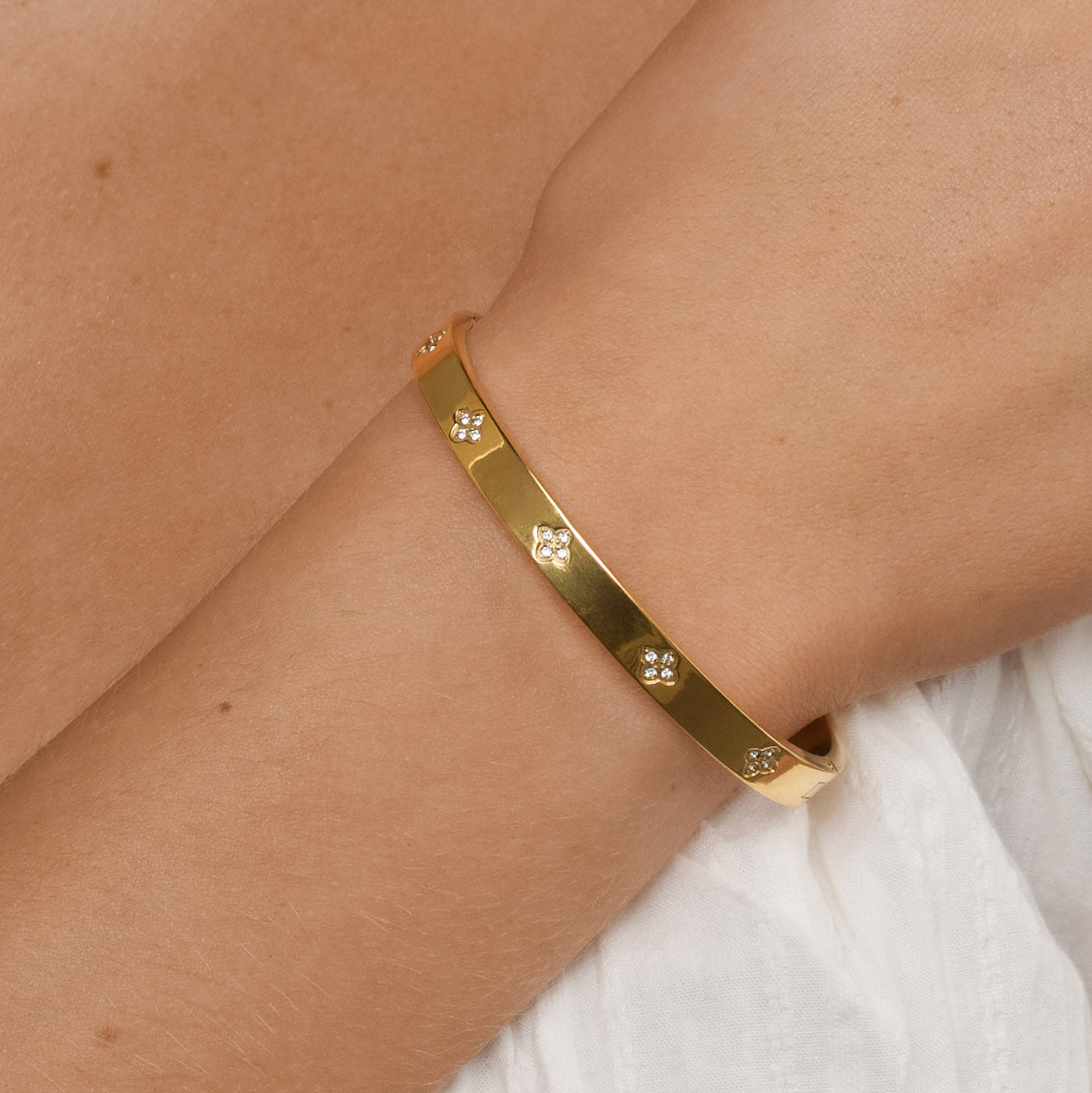 LIV-CRYSTAL CLOVER BANGLE BRACELET STAINLES-GOLD