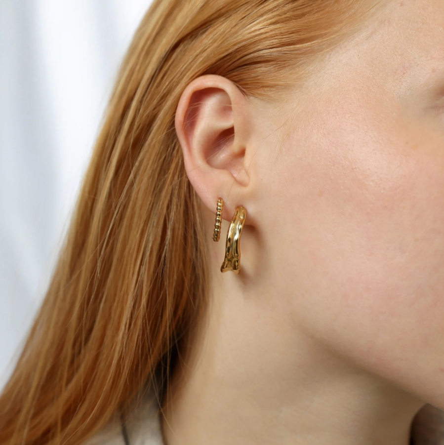 Kajsa hammered stud earrings gold