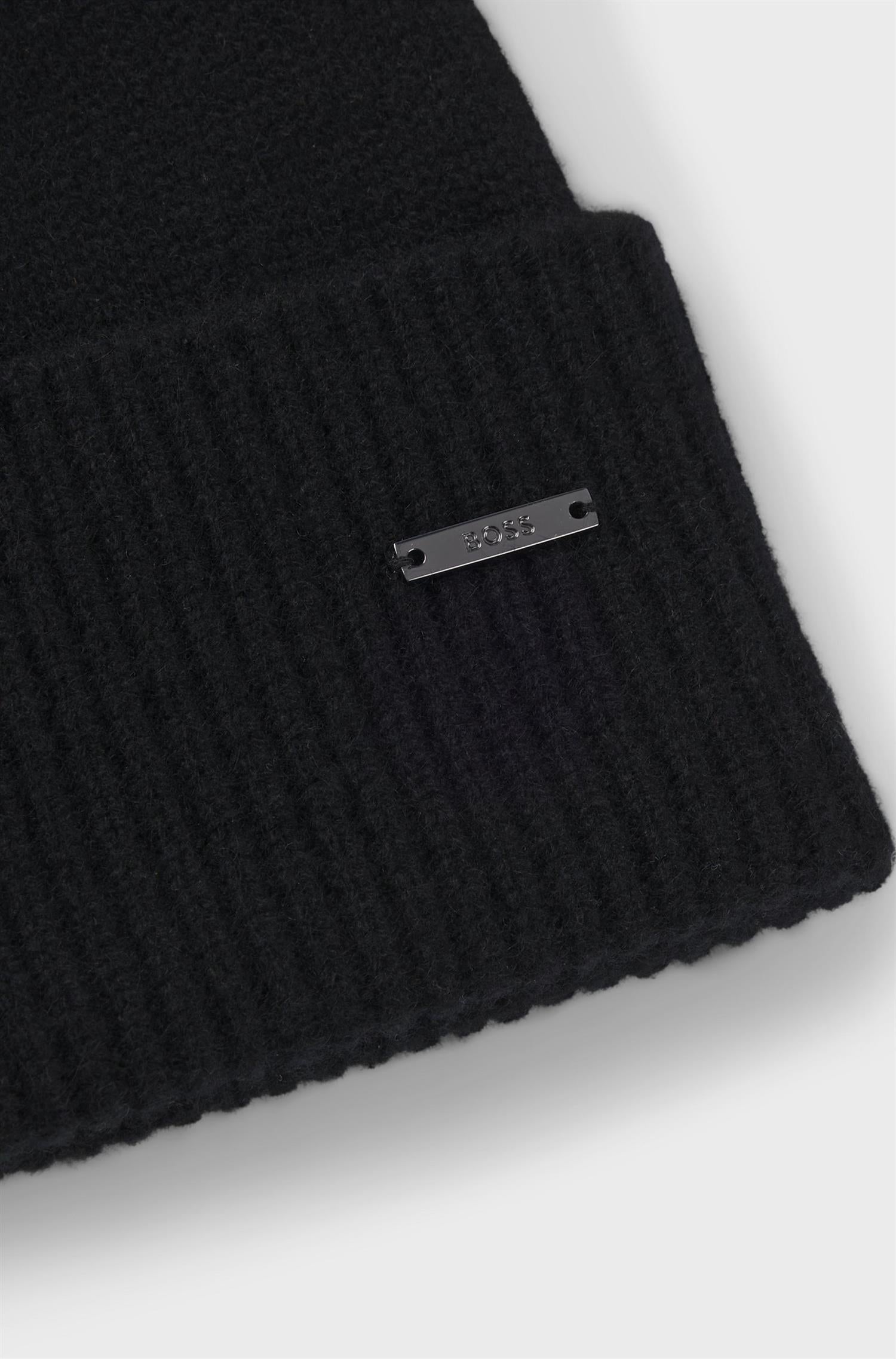 Honesto Cashmere beanie hat with logo plaque Black