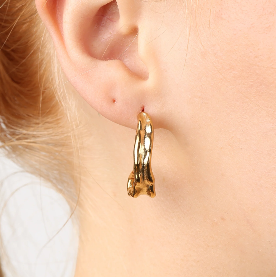 Kajsa hammered stud earrings gold