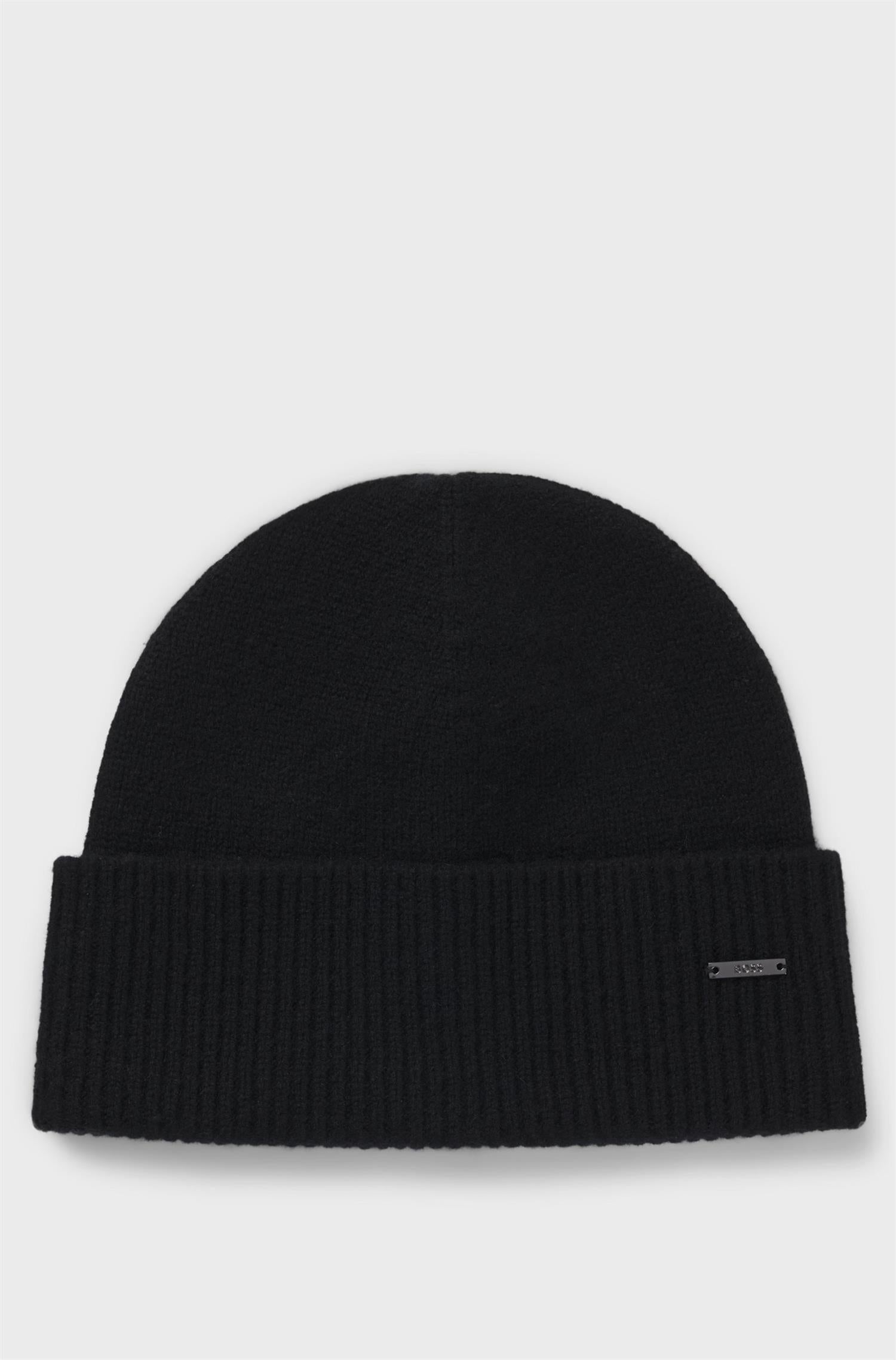 Honesto Cashmere beanie hat with logo plaque Black