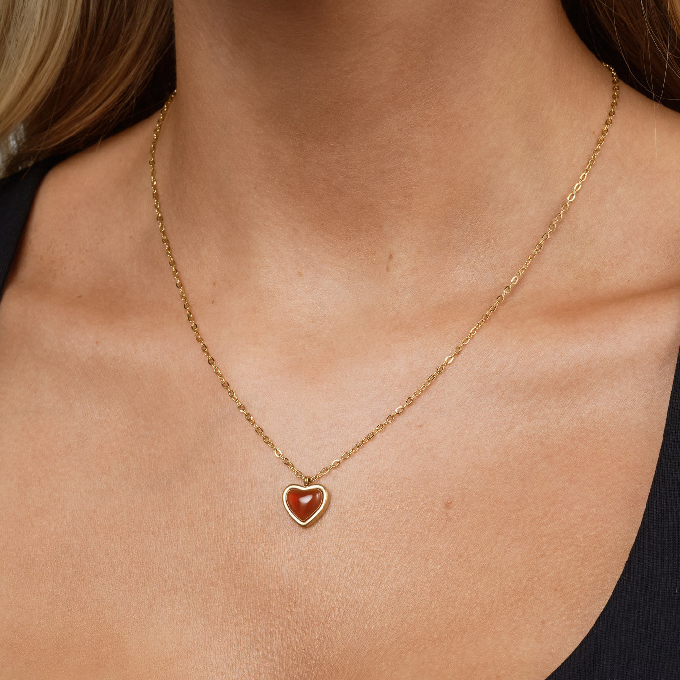 SONJA-JELLY HEART DANGLING NECKLACE GOLD STAINLESS