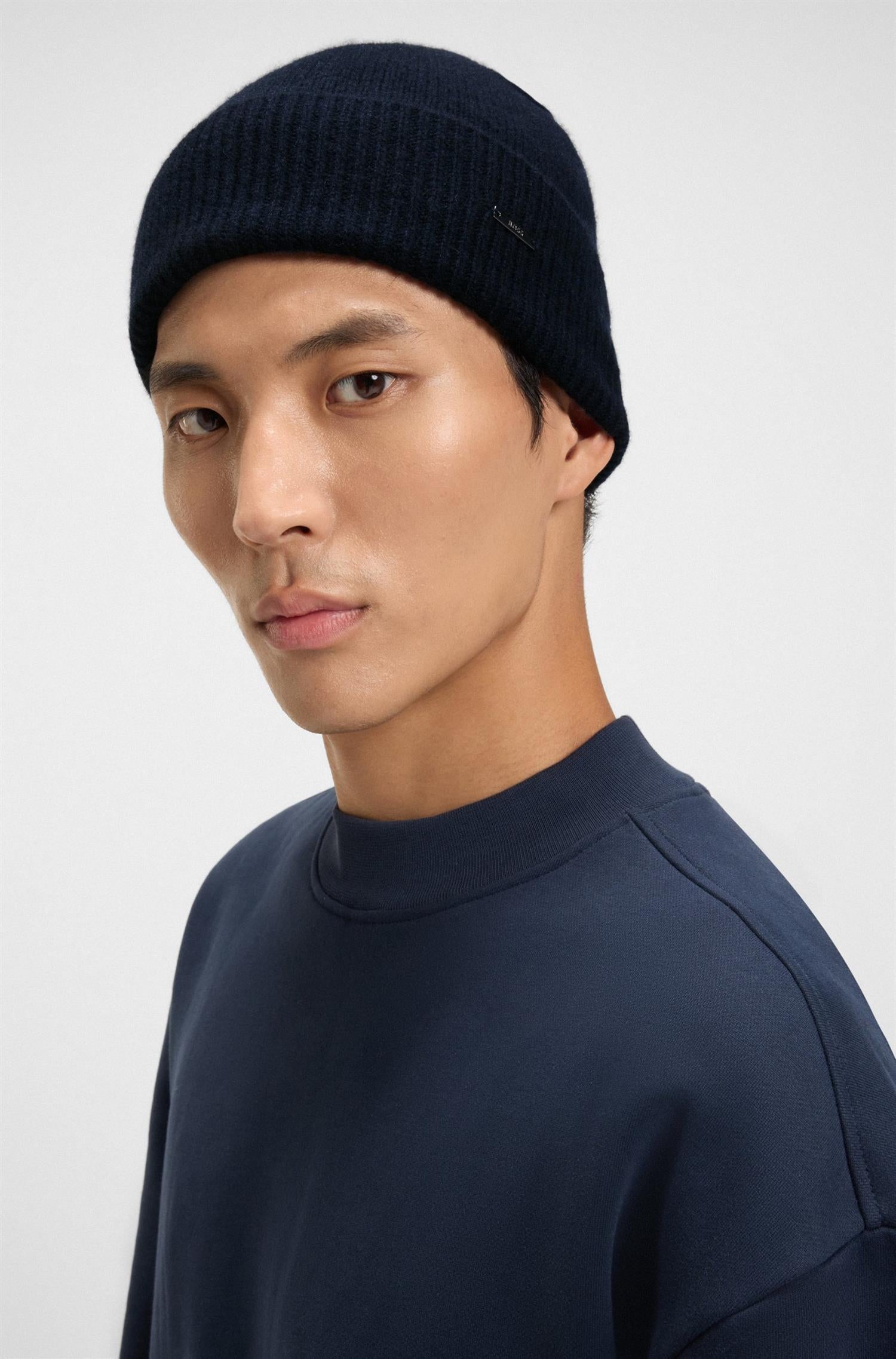 Honesto Cashmere beanie hat with logo plaque Navy