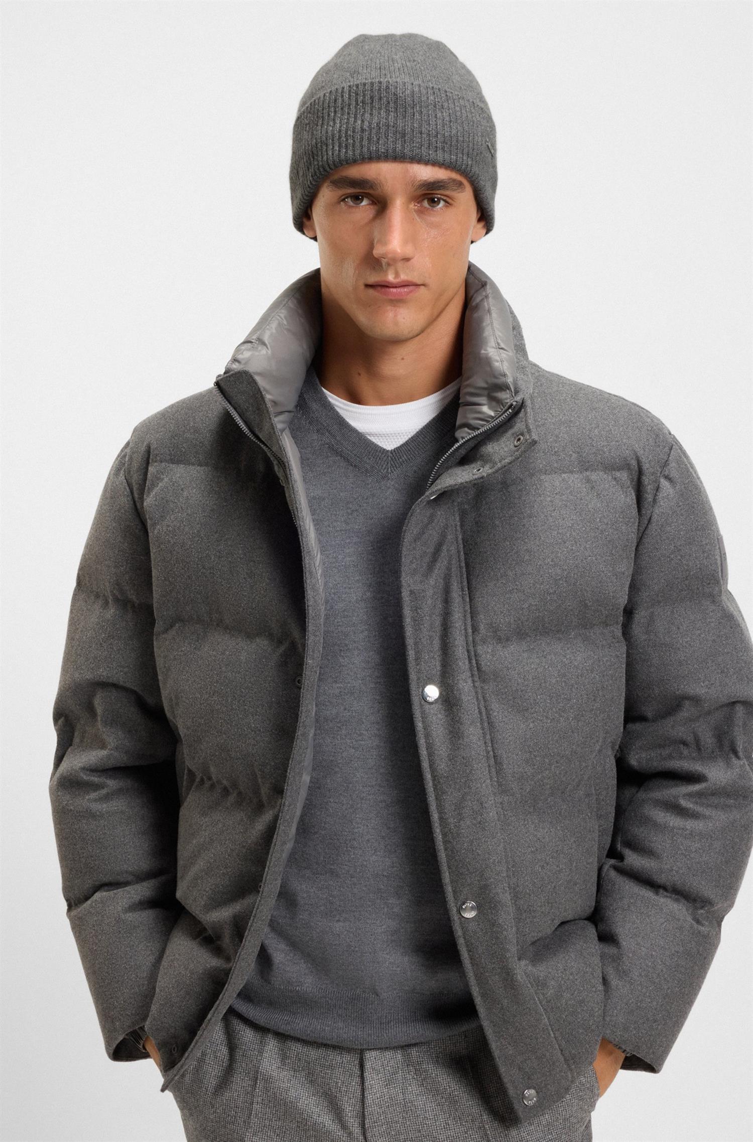 Honesto Cashmere beanie hat with logo plaque Medium Grey