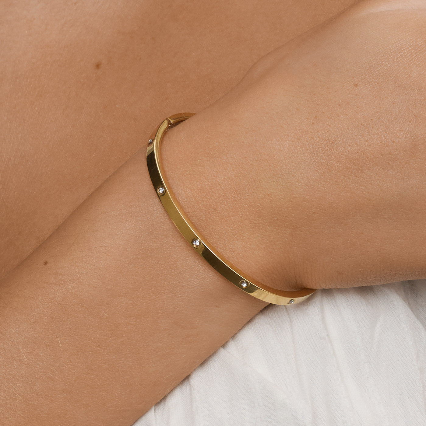 FIONA-CRYSTAL BANGLE BRACELET STINALES STEEL-GOLD