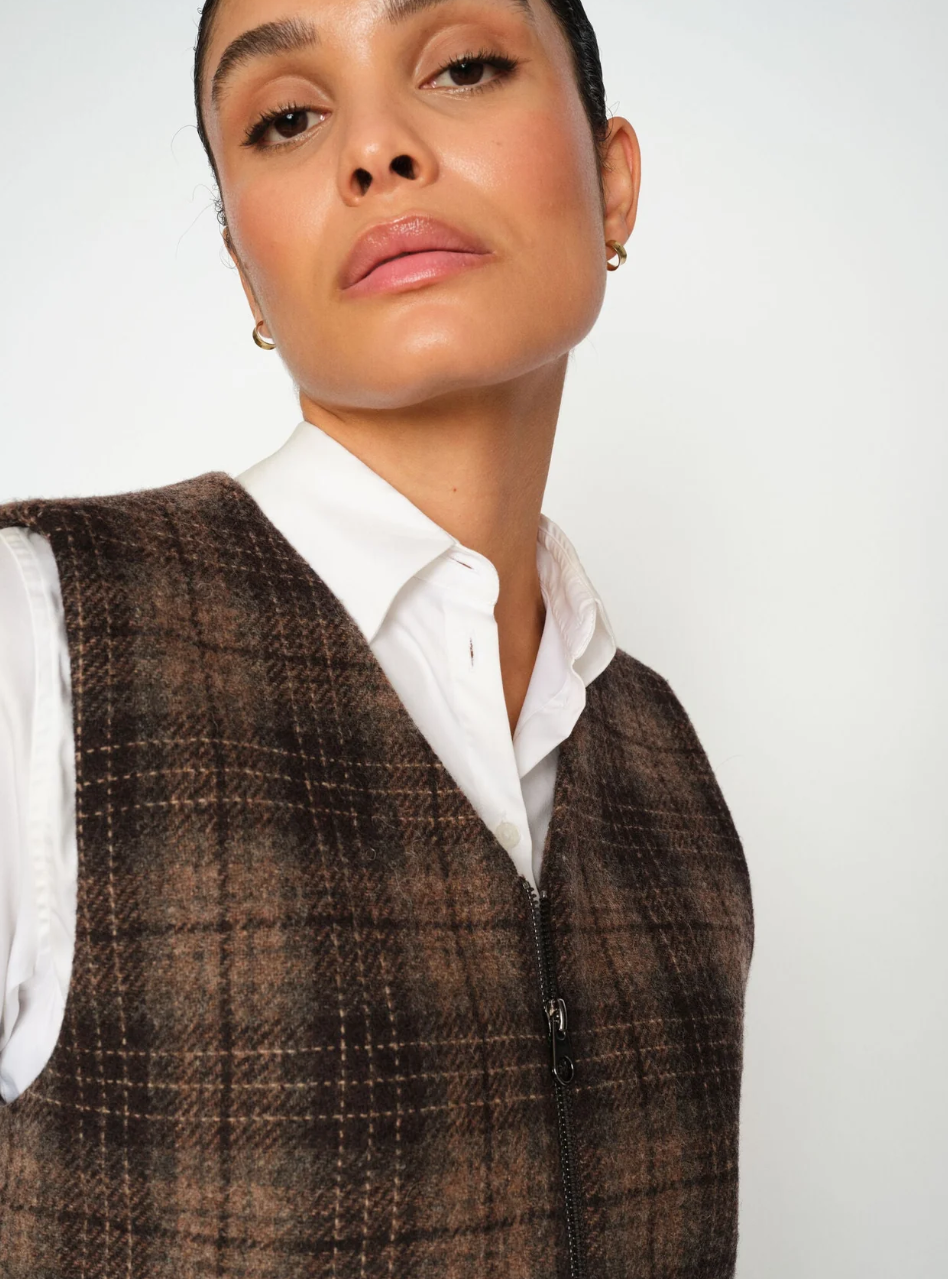 Mmruna Chez Vest Bracken