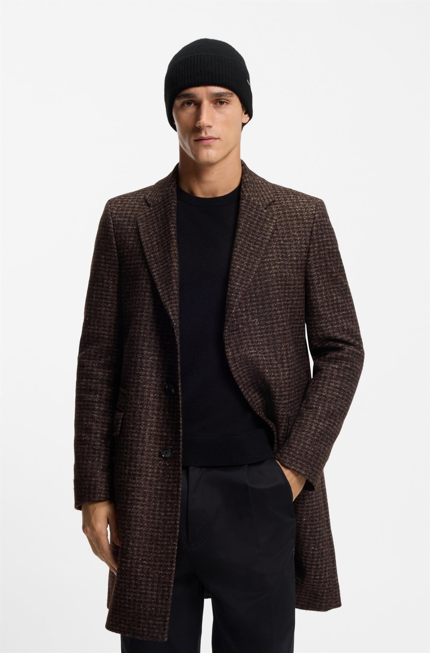 Honesto Cashmere beanie hat with logo plaque Black